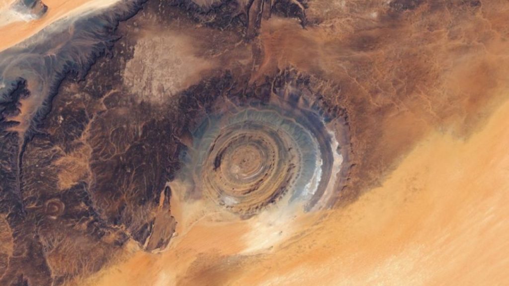 Estrutura de cerca de 50 quilômetros detectada por satélites da NASA em país árabe levanta dúvidas sobre sua origem natural ou humana