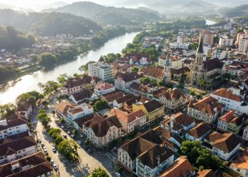 Fundada por 18 alemães em 1850, esta cidade catarinense é a Capital Nacional da Cerveja e a mais segura do país