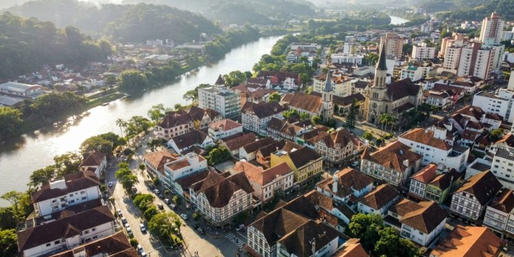 Fundada por 18 alemães em 1850, esta cidade catarinense é a Capital Nacional da Cerveja e a mais segura do país