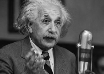 Albert Einstein deu um "alerta" sobre a humanidade: “A vida é muito perigosa. Não por causa das pessoas que praticam o mal, mas por causa daqueles que ficam sentados assistindo”