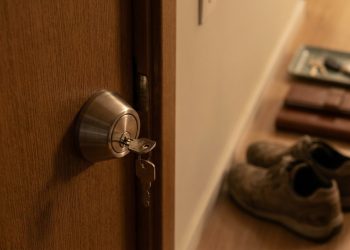 O que significa trancar a porta e voltar para conferir, segundo a psicologia?