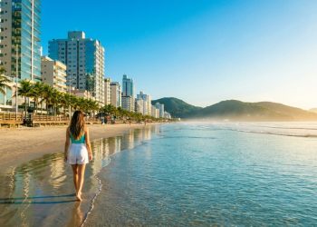 Cresceu 66% e virou a 6ª maior renda média de Santa Catarina: a cidade do litoral que está conquistando novos moradores