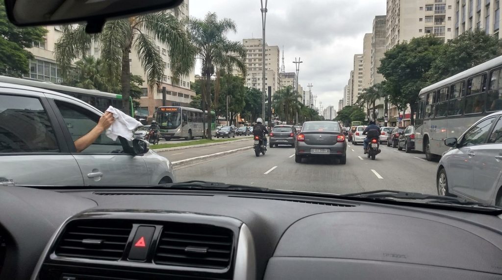 O que significa quando um motorista fixa uma flanela ou tecido branco no vidro do carro?