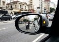 Como olhar o retrovisor lateral corretamente antes de trocar de faixa