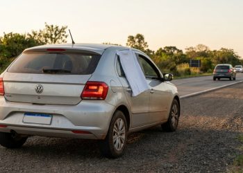 Se você encontrar um pano branco na janela de um carro, o sinal pode indicar algo importante na estrada