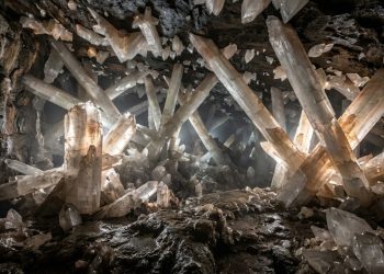 Mineiros drenaram uma caverna no México e encontraram colunas de cristal de 11 metros formadas em calor quase insuportável