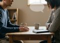 Segundo a psicologia, pessoas com baixa inteligência emocional costumam repetir estas 7 frases no dia a dia