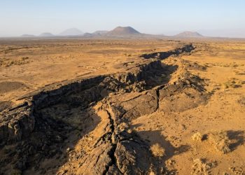 O continente africano está se abrindo lentamente e a fissura já mostra onde um novo oceano pode nascer