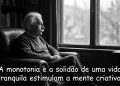 Homem idoso sentado em poltrona observa a chuva pela janela, ao lado de frase sobre solidão, monotonia e mente criativa.