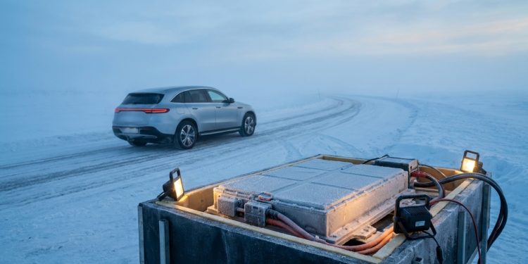 Carro elétrico é testado no frio extremo com bateria avançada