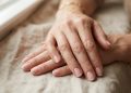 Sete estilos de unhas curtas que deixam as mãos mais elegantes depois dos 40 anos