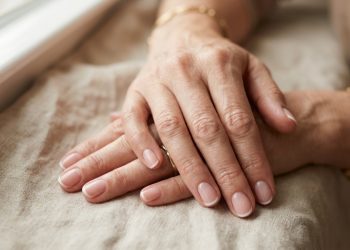 Sete estilos de unhas curtas que deixam as mãos mais elegantes depois dos 40 anos