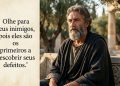 Homem de barba em traje clássico aparece sentado ao ar livre, ao lado de uma frase em português sobre observar os inimigos para reconhecer defeitos.
