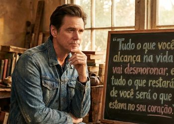 Homem pensativo sentado ao lado de um quadro com frase sobre conquistas, caráter e o que permanece no coração.