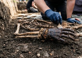 Esqueleto de 500 anos com uma mão de ferro no lugar dos dedos