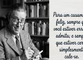 Homem idoso de óculos escreve em um bloco de notas, ao lado de uma frase em português sobre casamento feliz, admitir erros e calar-se quando estiver certo.
