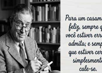 Homem idoso de óculos escreve em um bloco de notas, ao lado de uma frase em português sobre casamento feliz, admitir erros e calar-se quando estiver certo.