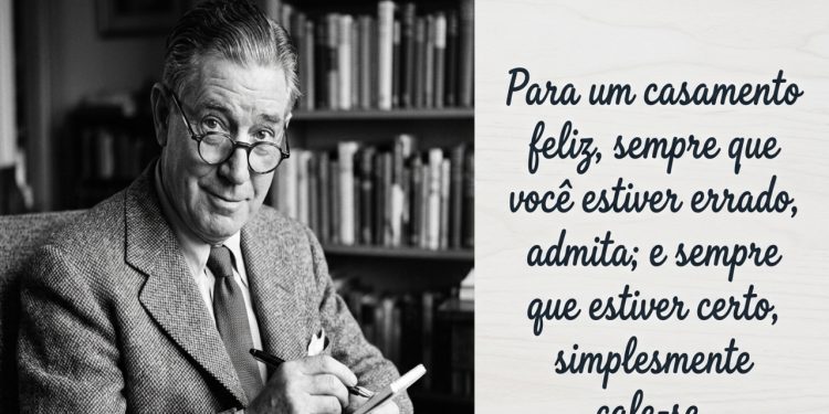 Homem idoso de óculos escreve em um bloco de notas, ao lado de uma frase em português sobre casamento feliz, admitir erros e calar-se quando estiver certo.