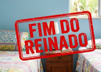 Quarto com duas camas e criado-mudo antigo ao centro, coberto por carimbo vermelho escrito “Fim do reinado”.