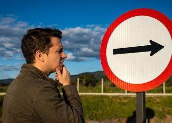 Não é curva à direita! Saiba o que significa de verdade a placa redonda com seta vermelha apontando para o lado