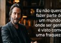Homem sério sentado em ambiente escuro aparece ao lado de uma frase em português sobre não querer viver em um mundo onde gentileza é vista como fraqueza.