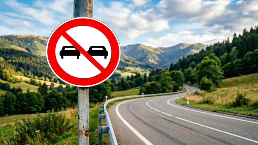 Placa de trânsito com círculo vermelho e dois carros lado a lado