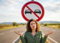 O que significa a placa de trânsito com círculo vermelho e dois carros lado a lado