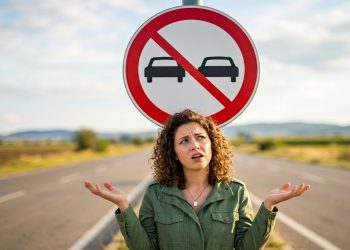 O que significa a placa de trânsito com círculo vermelho e dois carros lado a lado