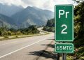 O que significa a placa de trânsito verde com letras PR que aparece a cada quilômetro nas estradas?