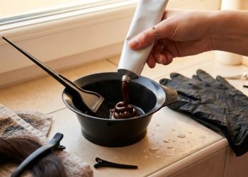 Colorista revela 4 cuidados antes de pintar o cabelo em casa e evitar manchas
