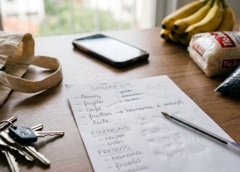 A psicologia diz que pessoas que continuam escrevendo a lista de compras no papel em vez de usar o celular não estão presas ao passado