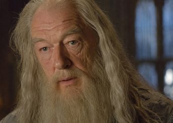 “A felicidade pode ser encontrada até nos tempos mais sombrios.”: Michael Gambon transformou uma simples frase de Alvo Dumbledore em um símbolo de esperança dentro do universo de Harry Potter e o Prisioneiro de Azkaban