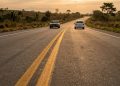 A faixa amarela no meio da pista muda de contínua para tracejada por um motivo que todo motorista precisa saber