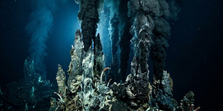 Chaminés hidrotermais jorram fumaça escura no fundo do oceano
