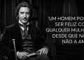 Homem em traje vitoriano sentado em uma biblioteca, segurando um livro ao lado de uma frase sobre amor e felicidade.