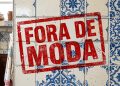 Azulejos portugueses azuis e brancos com carimbo vermelho escrito “Fora de moda”.