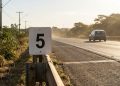 Poucos motoristas sabem o que a placa de trânsito branca com o número 5 no meio realmente significa
