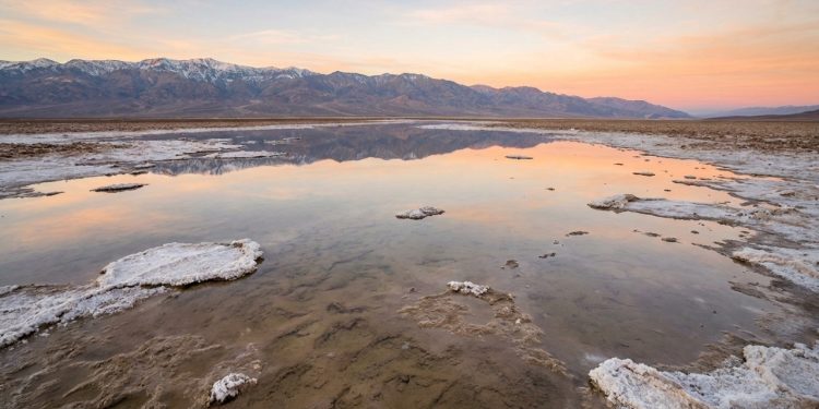 Lago Manly reaparece raso sobre a planície de sal do Vale da Morte