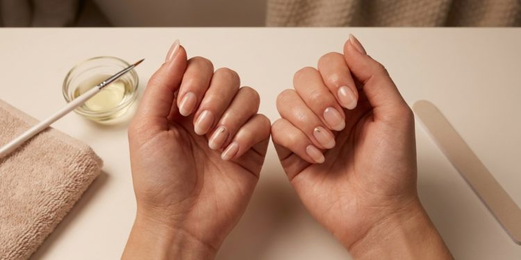 Unhas curtas com francesinha nude e cutículas hidratadas