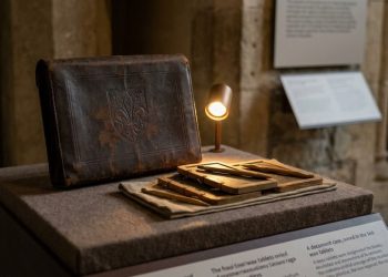 Arqueólogos encontram caderno medieval de 800 anos preservado dentro de uma antiga privada