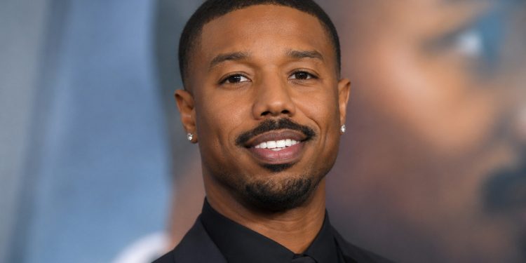 Michael B. Jordan, um dos nomes mais influentes de Hollywood e protagonista de Pecadores, afirmou: “As maiores recompensas estão do outro lado do desconforto”