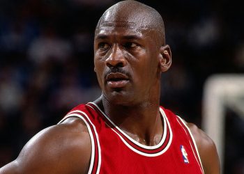 Michael Jordan deixou uma reflexão marcante sobre liderança e cooperação: “O talento vence jogos, mas o trabalho em equipe vence campeonatos.”