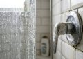 Como limpar o banheiro para remover todo o calcário e mofo