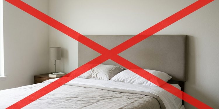 Diga adeus à cabeceira de cama tradicional: a nova tendência que transforma seu quarto e otimiza o espaço
