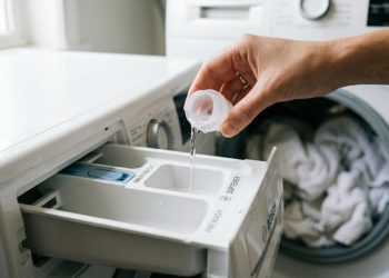 2 tampas de vinagre branco na máquina de lavar no enxague e as toalhas ficam macias e sem cheiro de mofo
