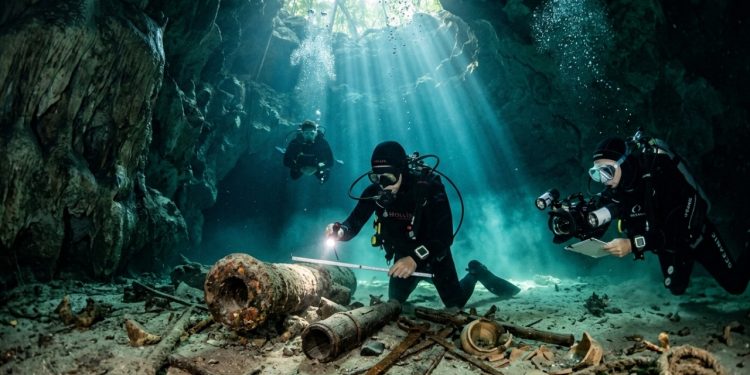 Armas do século XIX são encontradas em uma caverna super misteriosa no México