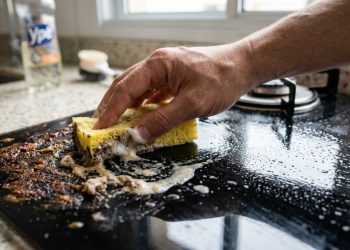 O segredo para limpar a gordura do fogão com apenas dois ingredientes que você já tem em casa