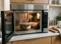 Aquecer alimentos no micro-ondas: devo deixar a tampa no recipiente ou não?