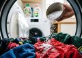 4 colheres de sal grosso na máquina de lavar na lavagem e as roupas coloridas ficam com as cores firmes por muito mais tempo