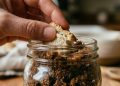 Colocar um pedaço de pão no pote de açúcar mascavo: quando isso ajuda e por que funciona